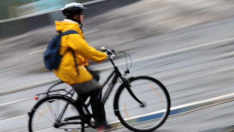 In Berlin fahren viele Radler selbstverständlich mit Helm. 