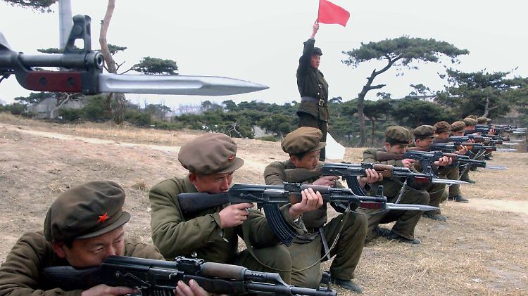 Mitglieder der nordkoreanischen Roten Garde üben sich an der Waffe.