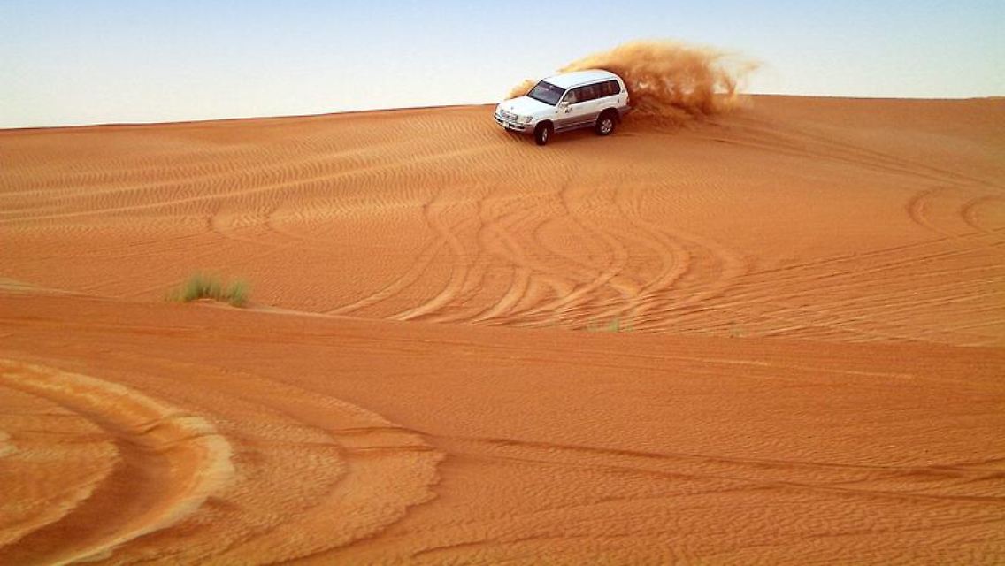 Bei Rundreisen durch die Vereinigten Arabischen Emirate steigen Gäste für Touren auch in den Geländewagen um.