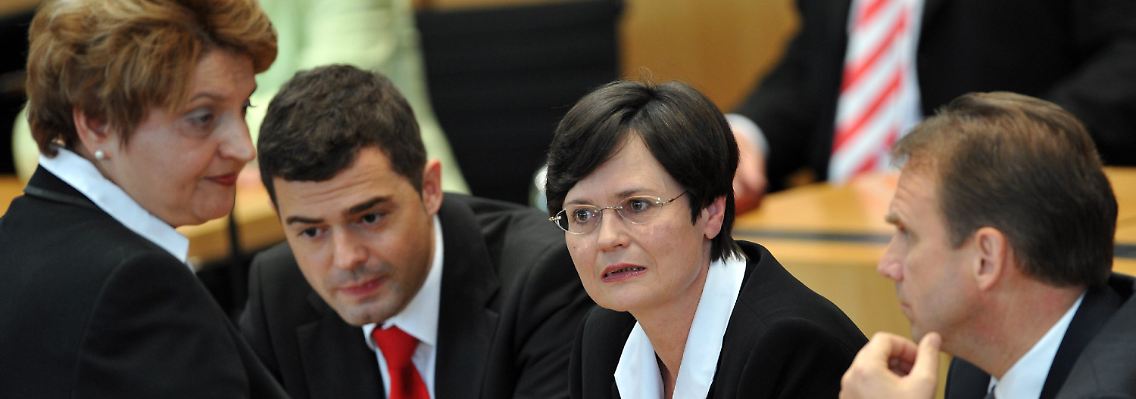 Lange Gesichter bei der CDU: Christine Lieberknecht (2.v.r.) brauchte drei Wahlgänge. Links Landtagspräsidentin Birgit Dietzel, rechts Ex-Ministerpräsident Dieter Althaus. Der vierte im Bunde ist CDU-Fraktionschef Mike Mohring.
