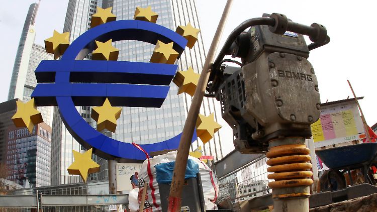 Mit Schaufel und Rüttler: Vor der EZB-Zentrale in Frankfuirt wird gearbeitet.