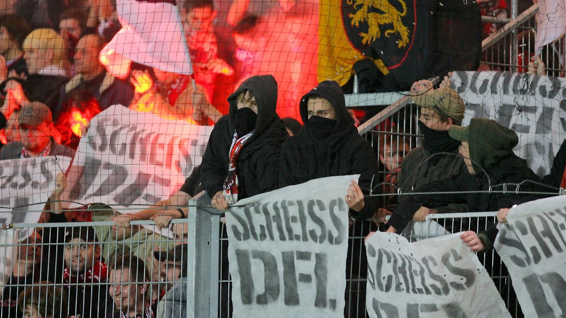 Der Verdacht reicht: Wer sich in einer Gruppe aufhält, die randaliert, kann mit Stadionverbot belegt werden.