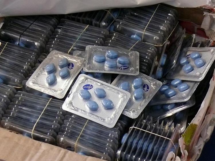 Der Handel von Plagiaten blüht. Besonders beliebt sind vermeintliche Potenzpillen. Neben gesundheitlichen Risiken bei der Einnahme, kann alleine der Besitz zu Konsequenzen führen.