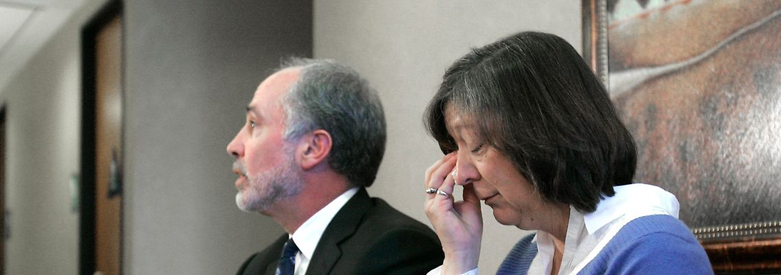Die Mutter von Jennifer Strange mit ihrem Anwalt im Januar 2007 im Gericht von Sacramento.
