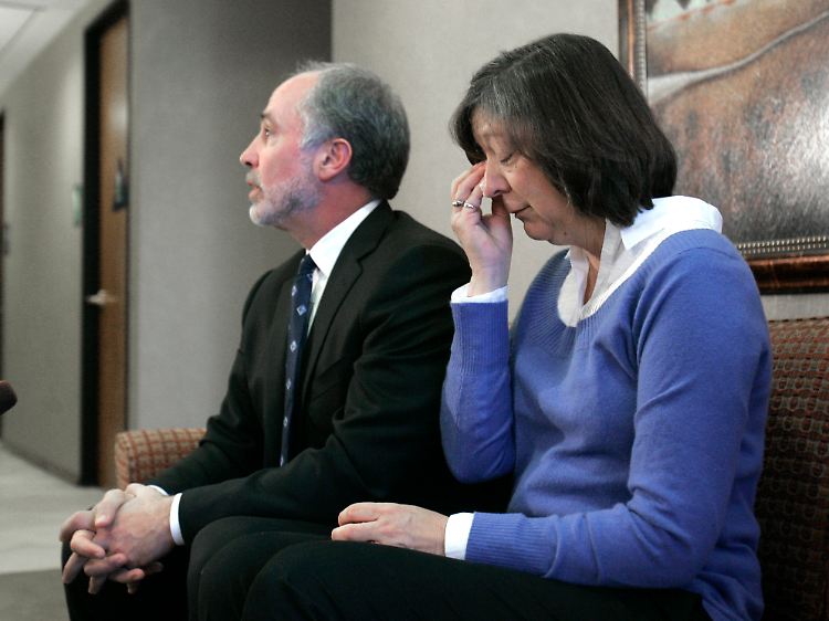 Die Mutter von Jennifer Strange mit ihrem Anwalt im Januar 2007 im Gericht von Sacramento.