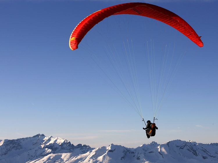 Gleitschirmflieger über dem Weisshorn.