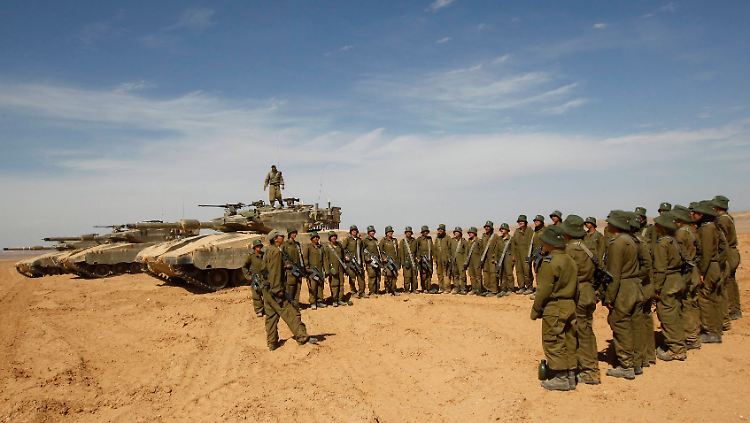 Israelische Soldatinnen erhalten Instruktionen, ehe sie zu ihrem Stützpunkt nach Eilat zurückkehren.