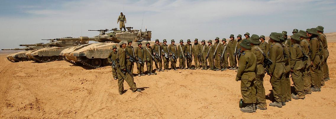 Israelische Soldatinnen erhalten Instruktionen, ehe sie zu ihrem Stützpunkt nach Eilat zurückkehren.