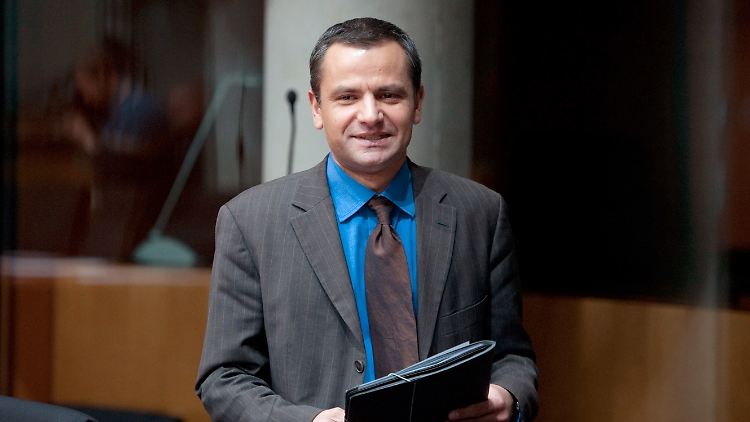 Ausschussvorsitzender Sebastian Edathy klagt darüber, dass die angeforderten Akten immer noch nicht da sind.