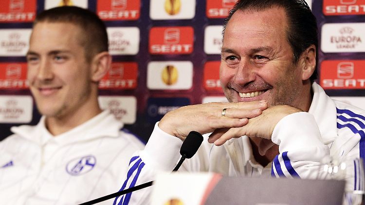 Guter Dinge: Schalkes Trainer Huub Stevens und Lewis Holtby, der wohl in die Startelf rückt.