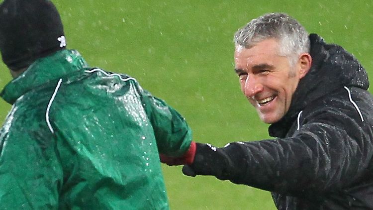 Späßchen beim Training: Hannovers Trainer Mirko Slomka und Mama Diouf.