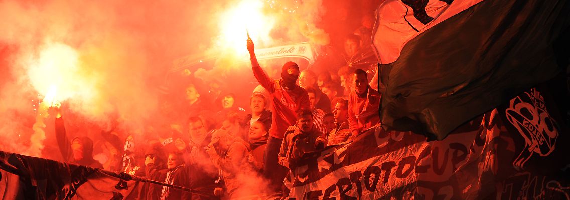 Hannover-96-Fans brennen bengalische Feuer ab.