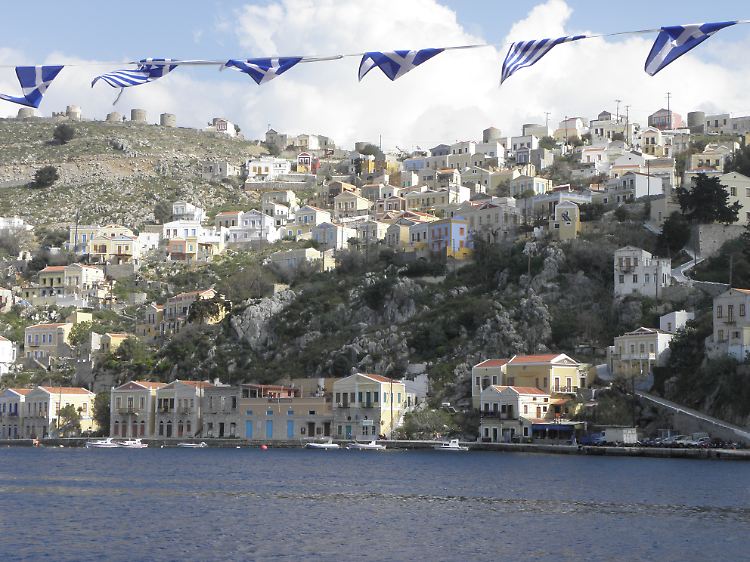 Die kleine Insel Symi bei Rhodos verfügt über eine der schönsten Hafenstädte des gesamten Mittelmeers.