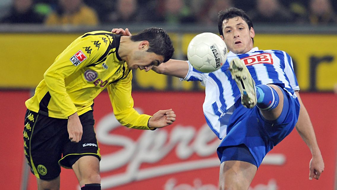 Nuri Sahin köpft Herthas Gojko Kacar den Ball von der Fußbalsohle.