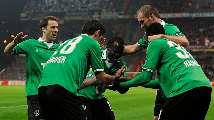 Mame Biram Diouf (M.) veranstaltet mit seinen 96-Kollegen ein Freudentänzchen.