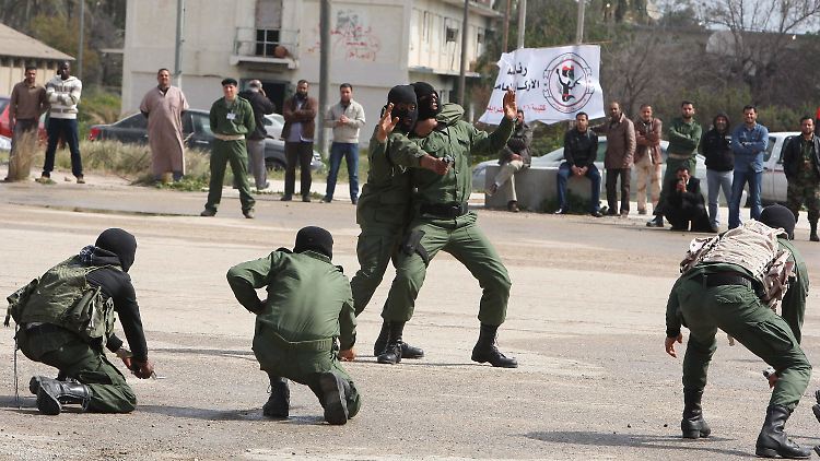 Angehörige der libyschen Armee zeigen in Tripolis öffentlich, was sie gelernt haben.