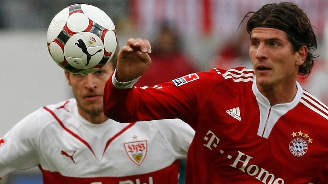 Den Ball im Blick: Bayerns Mario Gomez und der Stuttgarter Matthieu Delpierre, links.