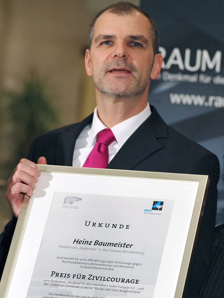 Der Hoteldirektor in Bad Saarow erhält im November 2010 den "Preis für Zivilcourage".