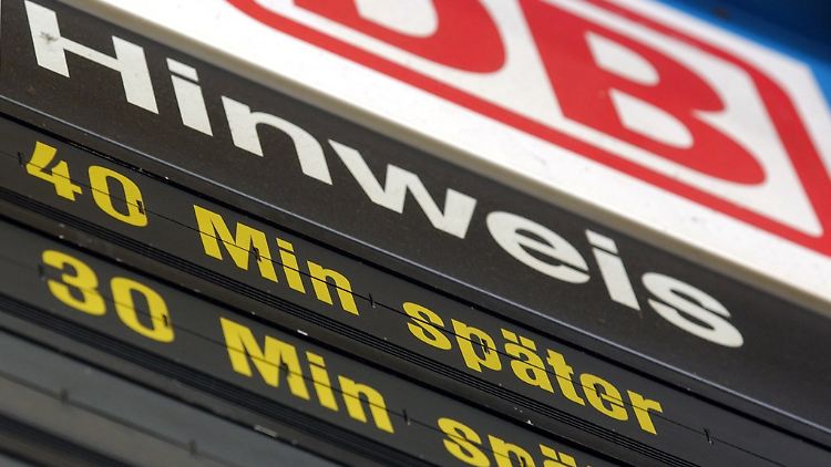 Auf den Hinweistafeln in Hannover waren bei so gut wie allen Verbindungen Verspätungen zu sehen.