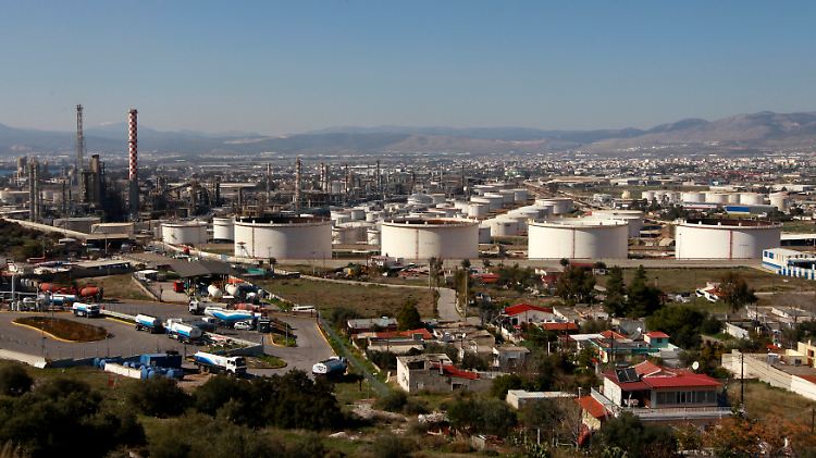 Im Brennpunkt zweier weltumspannender Themen: Raffinerieanlagen von Hellenic Petroleum bei Athen.