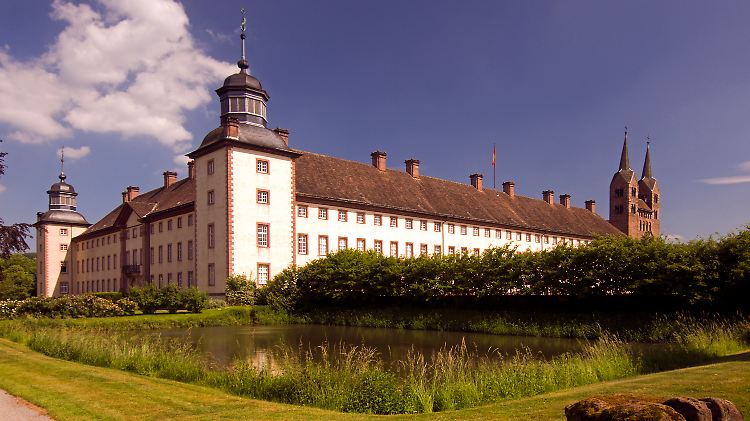 Vom Kloster Corvey aus missionierten Benediktinermönche ab dem Jahr 822 Norddeutschland und Skandinavien: Die Abteikirche gilt heute als steinernes Zeugnis der großen Vergangenheit.