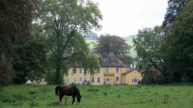Im Schlösschen Bökerhof lebten einst die Großeltern der Dichterin Annette von Droste-Hülshoff: Von 1810 bis 1814 kam dort der Romantikerkreis zusammen, zu dem zum Beispiel die Gebrüder Grimm gehörten.