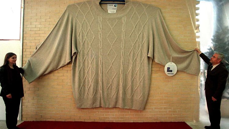 Das war 1998 laut Guinnessbuch der Rekorde der größte Wollpullover der Welt, so groß wie 34 normale.