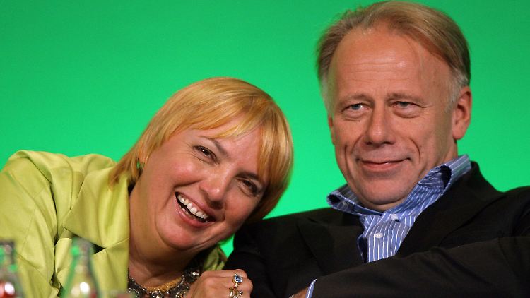 Roth möchte gern die Basis befragen, wer's denn machen soll.