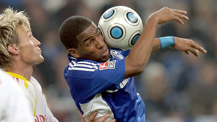 Schalkes Jefferson Farfan (r) und der Leverkusener Sami Hyypiä. 