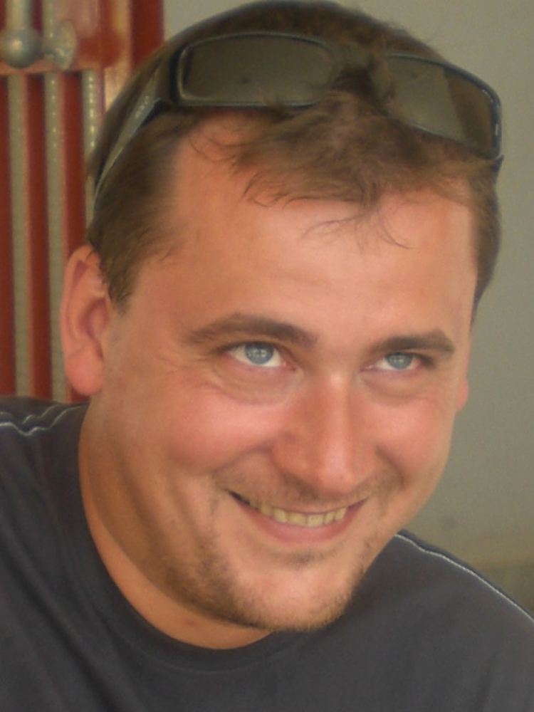 Heinrich Hall ist Archäologe und lebt seit zehn Jahren in Athen. Er ist Mitarbeiter des Reiseunternehmens Peter Sommer Travels, für das er Touren durch Griechenland und die Türkei begleitet. Außerdem ist er Mitherausgeber des vor Kurzem erschienenen "Blue Guide to the Greek Islands".