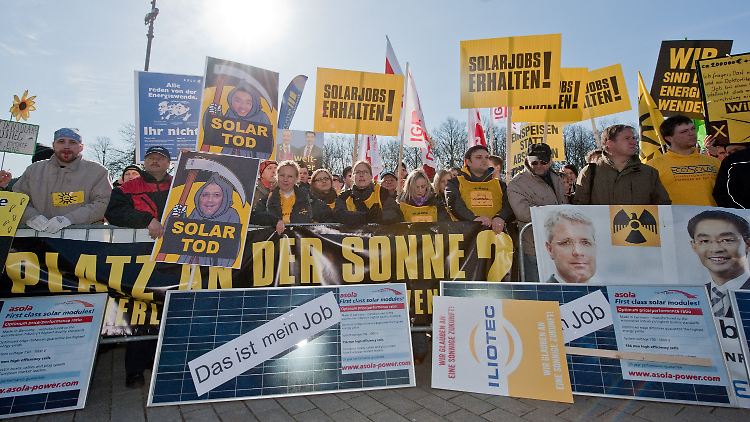 Demonstranten protestieren in Berlin gegen die Kürzungen bei der Solarförderung.