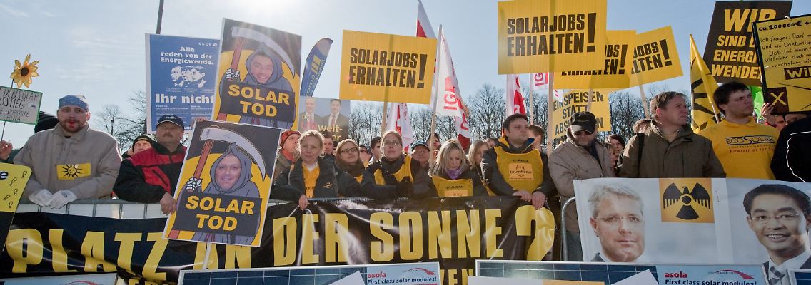 Demonstranten protestieren in Berlin gegen die Kürzungen bei der Solarförderung.