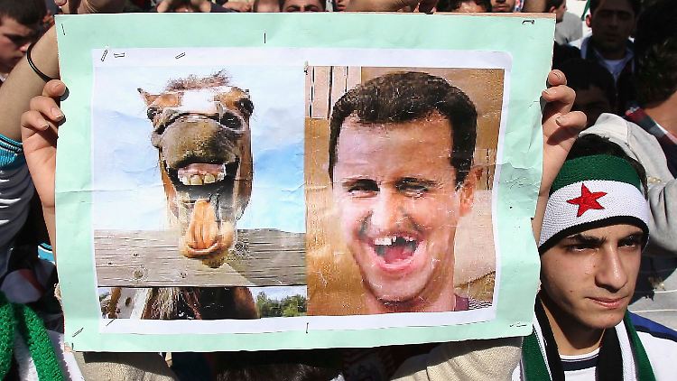 Syrische Flüchtlinge protestieren in der jordanischen Hauptstadt Amman gegen Assad.