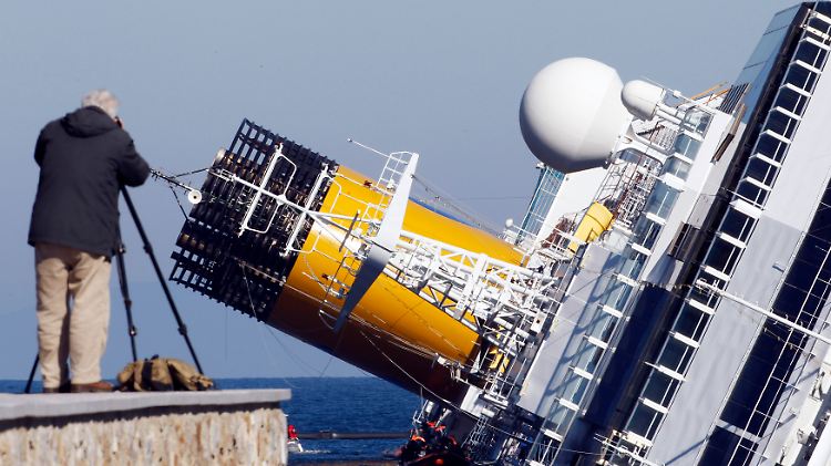 Nur noch für ein Foto gut: gekenterte "Costa Concordia" vor der toskanischen Küste