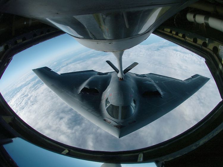 Könnte womöglich unbemerkt in den iranischen Luftraum eindringen und dank Luftbetankung sicher wieder bis nach Hause fliegen: Der Tarnkappenbomber B-2.
