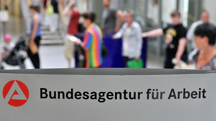 Anstehen in der Agentur für Arbeit.