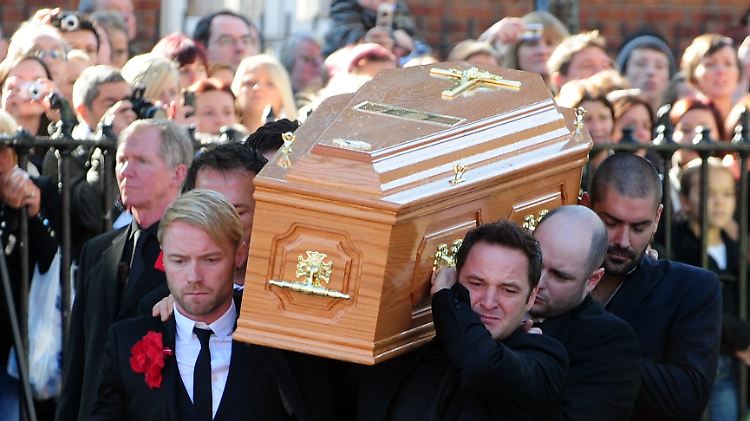 Mitglieder von Boyzone tragen ihren verstorbenen Bandkollegen zu Grabe (Archivbild vom 17.10.2009).