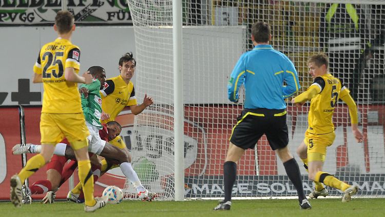 Der Fürther Olivier Occean (2.v.l) schiebt den Ball zum 1:0 am Aachener Keeper Boy Waterman vorbei ins Tor.