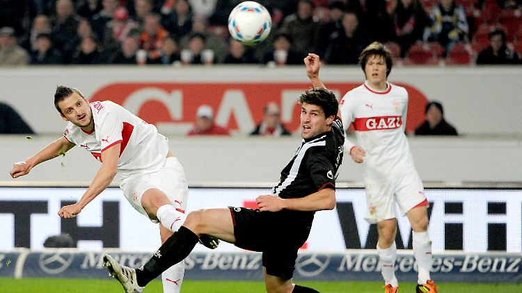 Zdravko Kuzmanovic vom VfB Stuttgart flankt. Florian Dick kommt zu spät.