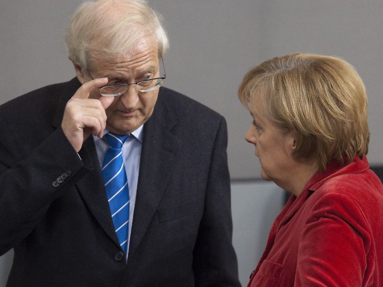 Wer setzt sich beim Betreuungsgeld am Ende durch? Der neue Wirtschaftsminister im Gespräch mit der Kanzlerin.