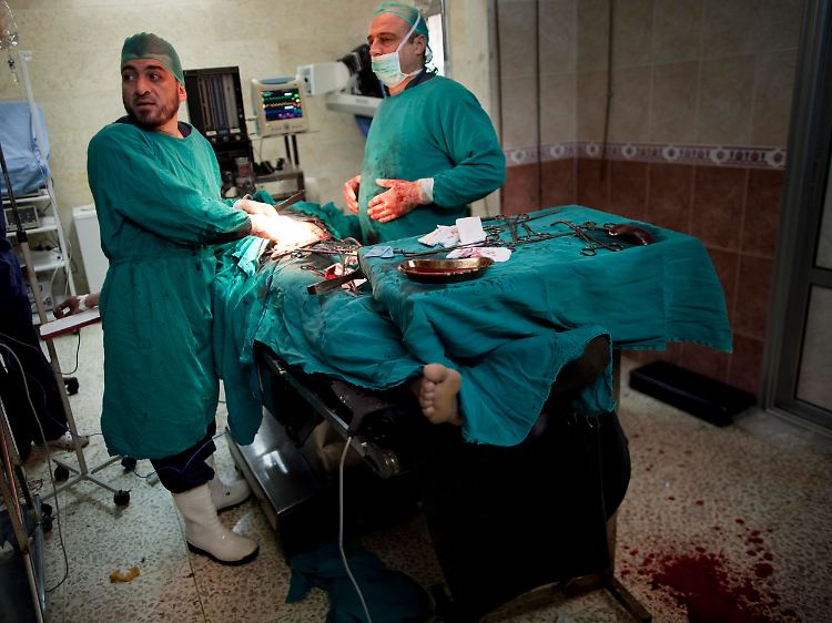 Ärzte versuchen in Idlib das Leben eines schwer Verwundeten zu retten. Vielen Krankenhäusern mangelt es am Nötigsten.