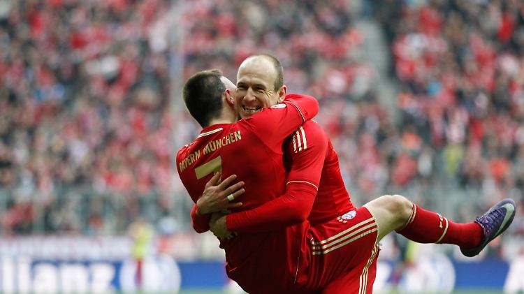 Kuschelstunde in München: Franck Ribéry mit Arjen Robben.