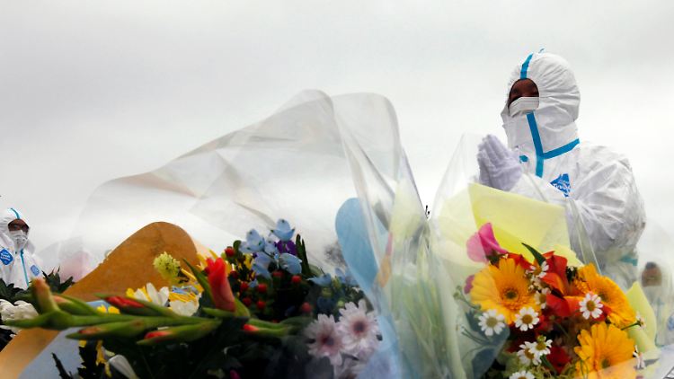 Ein Trauernder gedenkt der Opfer in der Todeszone von Fukushima.