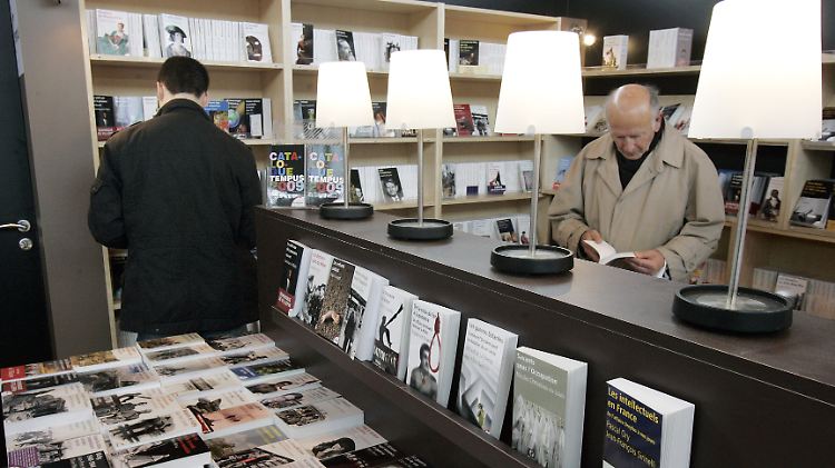 98 Prozent der Franzosen halten die französische Sprache wichtig für die nationale Identität - hier zwei Leser auf der Pariser Buchmesse.