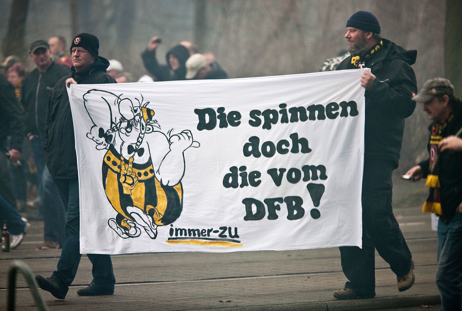 Bundesliga-Saison 2011/2012, Runde 25! In der oberen Klasse zumindest. Im Unterhaus regen sich Dresdner Fans auf, dass sie nicht die Zweitligapartie gegen Ingolstadt im Stadion sehen dürfen. Trotz leerer Ränge brachte der Verein 32.066 Tickets an den Fan. Aber das nur am Rande.
