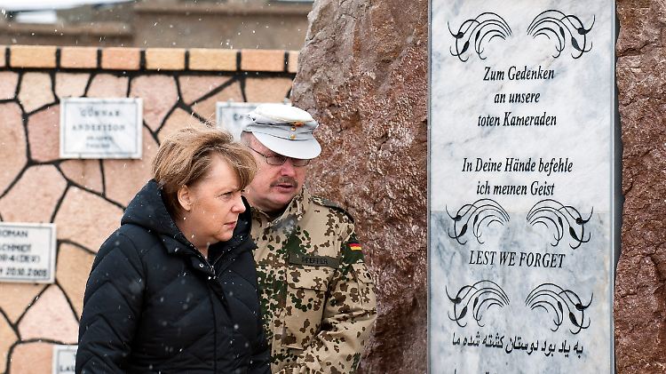 Angela Merkel gedenkt in Masar-i-Scharif der gefallenen deutschen Soldaten.