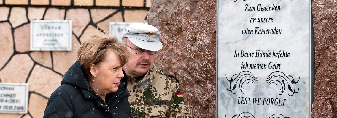 Angela Merkel gedenkt in Masar-i-Scharif der gefallenen deutschen Soldaten.
