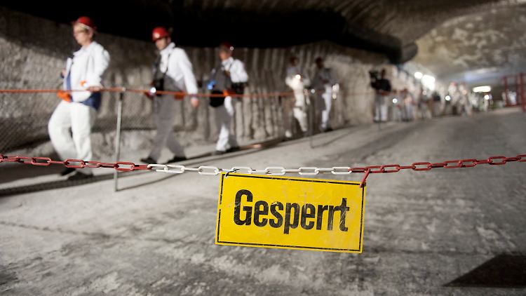 Einfahrt in den Schacht der Asse. Zum ersten Mal lässt sich auch Umweltminister Röttgen in den undichten Salzstock fahren.