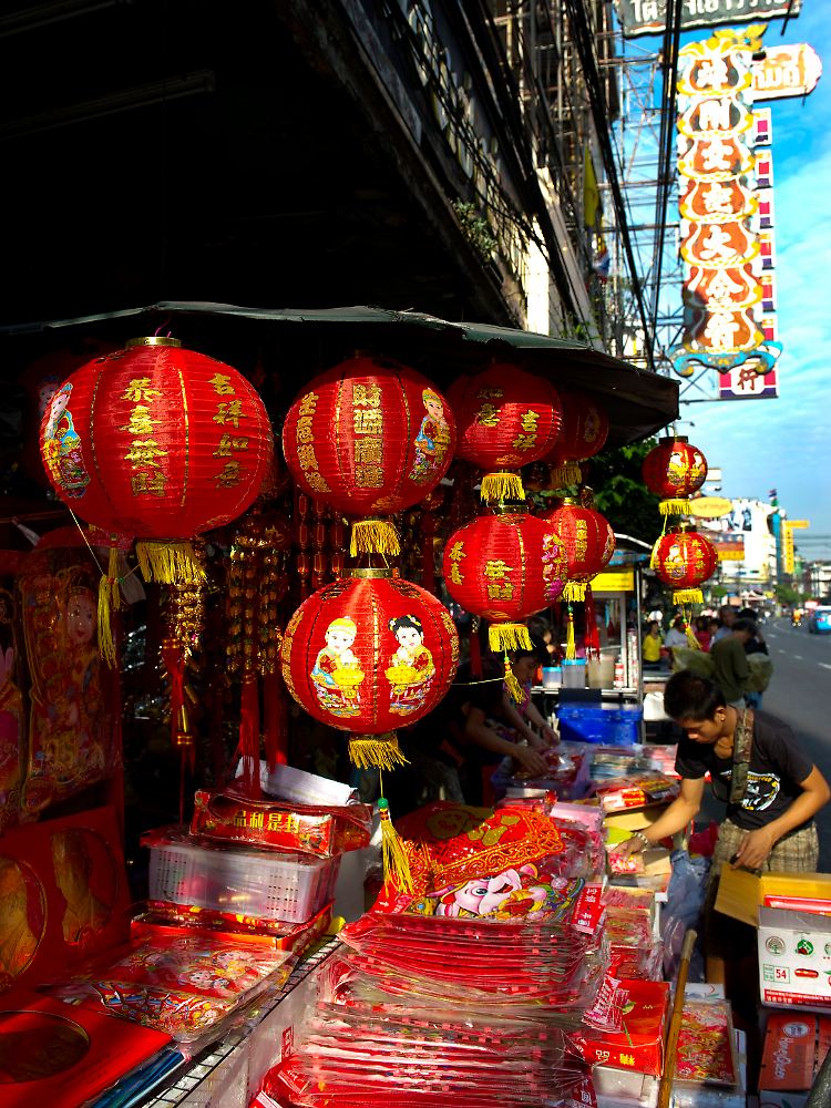 Lange Shop-House-Zeilen säumen auch die Yaowarat-Straße in Chinatown.