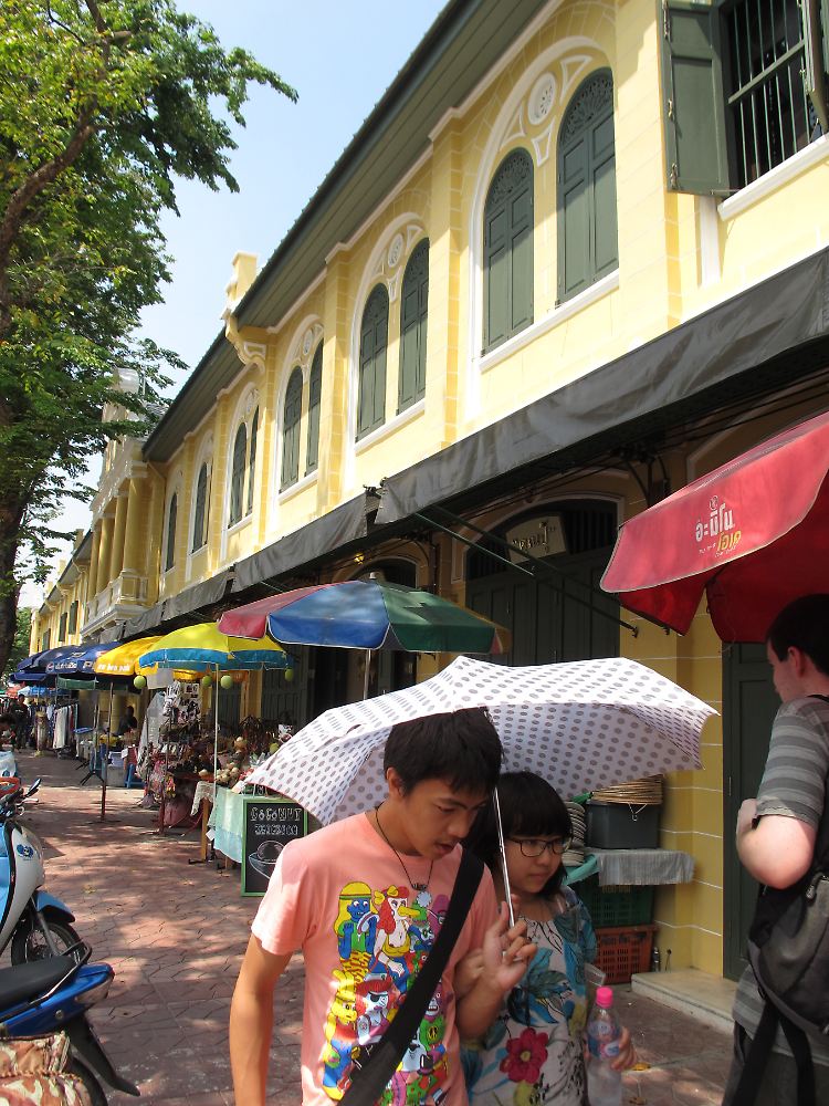 Frisch renoviert: Die Shop-Houses an der Na-Phra-Lan-Straße in Bangkok haben sich herausgeputzt.